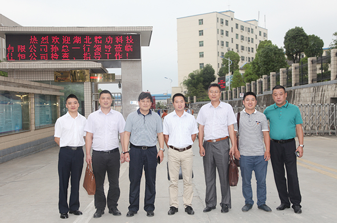 g精(jing)功科技(ji)采購中(zhong)心經理(li)張國（左(zuo)二）   佳恒(heng)公司總(zong)經理楊(yang)永明（左(zuo)三）    精功(gong)科技總(zong)經理孫(sun)利民（左(zuo)四）   精功(gong)科技常(chang)