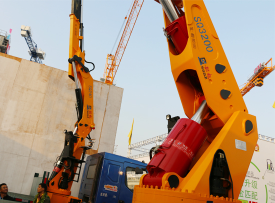 寶馬展上(shang)佳恒油缸(gang)車起重機(ji)展示