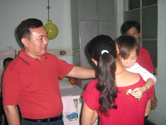 看(kan)望困難(nan)職工子(zi)女