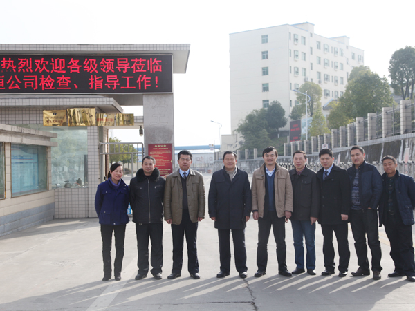 1中(zhong)聯重(zhong)科品(pin)質管(guan)理部(bu)部長(zhang)、評審(shen)組組(zu)長張(zhang)鑫（左(zuo)三）、佳(jia)恒公(gong)司總(zong)經理(li)楊永(yong)明（左(zuo)四）、中(zhong)聯重(zhong)科總(zong)經理(li)劉贛(gan)榮（左(zuo)五）、中(zhong)聯重(zhong)科生(sheng)