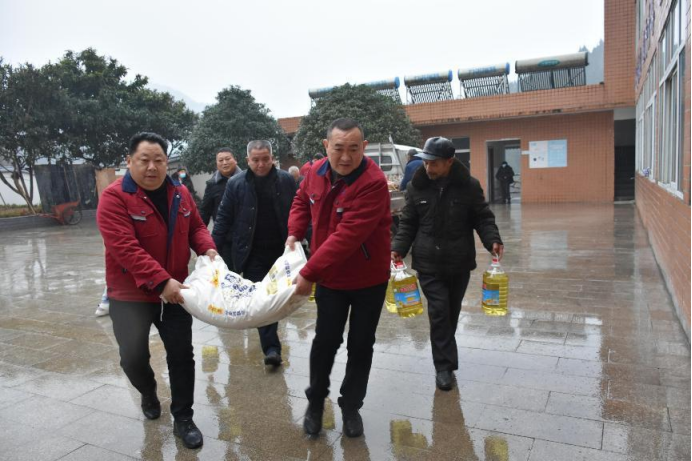 慰(wei)問茶店(dian)福利院(yuan)老人