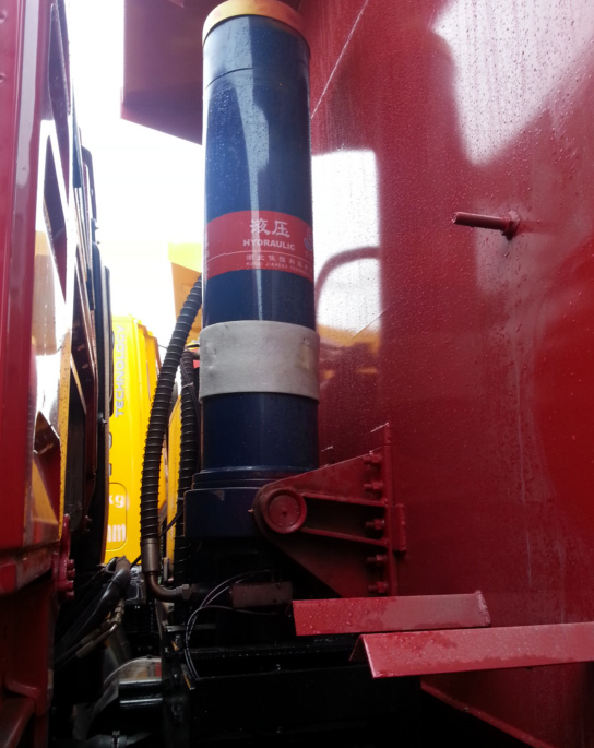 “佳(jia)恒”牌油(you)缸在紅(hong)色車身(shen)的襯托(tuo)下，藍色(se)烤漆越(yue)發閃亮(liang)耀眼